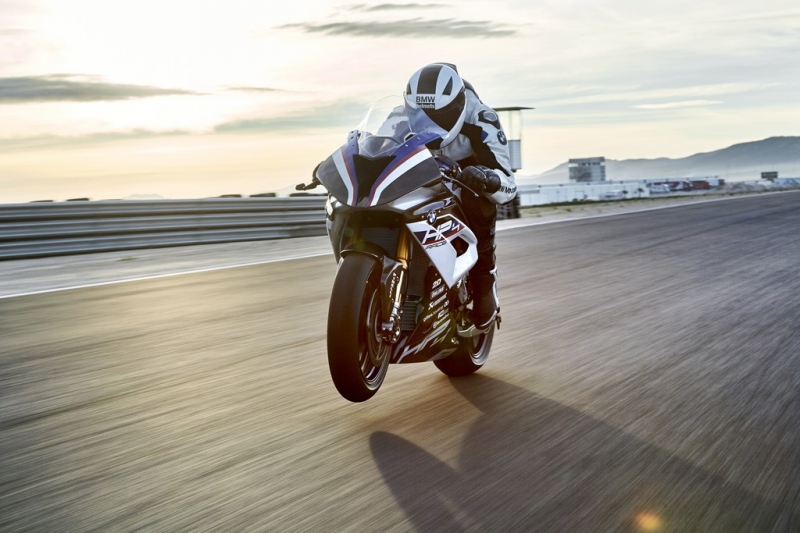 BMW HP4 Race: s čistokrevným závodním motorem - 21 - 1 BMW HP4 Race9