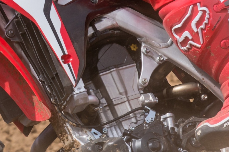 Honda CRF 450 R 2017: oficiálně představena - 14 - 1 Honda 2017 CRF 450 R03