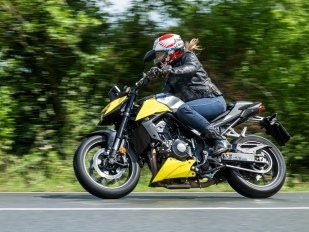 Test Honda CB750 Hornet E-Clutch: rychleji a rychleji