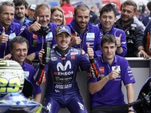 Pole Position získal rozhodnutím u zeleného stolu Vinales!