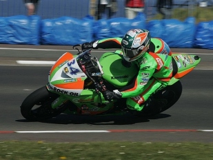 NW200: Alastair Seeley (Kawasaki) vyhrál triangl po 19. 