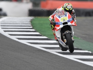 V MotoGP zatím vede Andrea Iannone