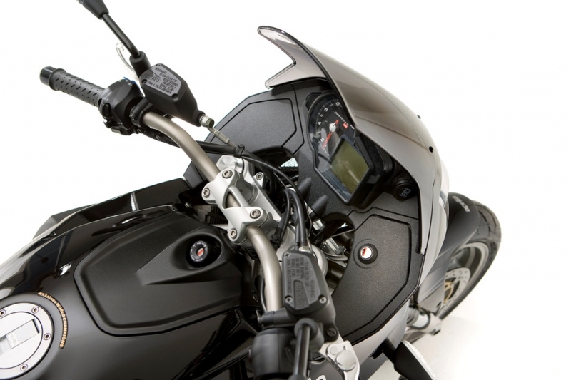 Aprilia Shiver 750 GT: s kapotou ještě lepší  - 8 - Aprilia Shiver 7