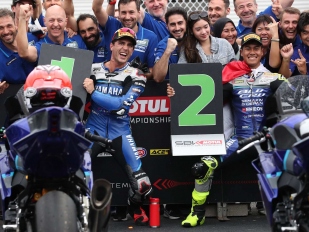 Hlavní obrázek k článku: Pneumatikový poker pro Arenase; podium pro Wepol s Ferrarim, 21. König, 25. Vostatek