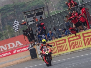 Alvaro Bautista stále neporažen