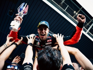 Hlavní obrázek k článku: Vítězný double Aprilie: Bezzecchi před Martinem