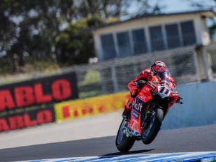 Hlavní obrázek k článku: Dominance Ducati, Toprak a Rea crash; na čele Bulega před Iannonem