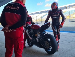 Niccolo Bulega: Z Moto2 na Ducati V2