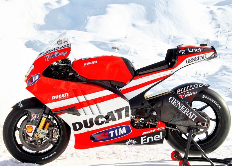 Ducati Desmosedici GP11 - 2 - gpd