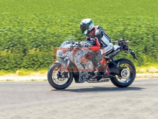 Ducati Supersport 939: spatřena při utajených testech