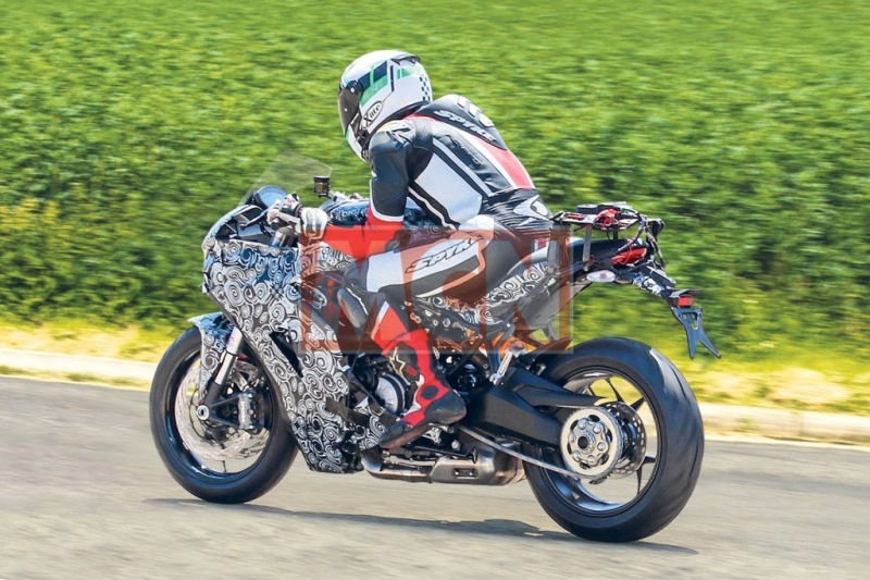 Ducati Supersport 939: spatřena při utajených testech - 2 - 1 ducati 939 spy3