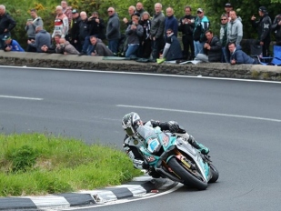 Michael Dunlop vyhrál Supersport II, 23. Dokoupil