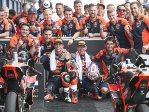 Festival pádů v Buriramu v Moto3 - double pro KTM