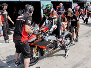 WorldSBK 2017: Milwaukee Aprilia s Lavertym a Savadorim