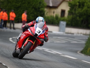 Hlavní obrázek k článku: Harrison vyhrává závod Superbike TT před Hickmanem a Dunlopem