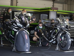 Pouze jeden motocykl v boxu: Realita je úplně jiná