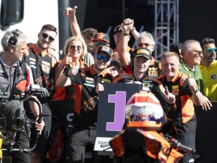 Vítězem SSP300 Buis, Svoboda a Novotný crash
