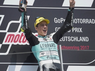 Joan Mir vyhrál závod Moto3 na Sachsenringu, 18. Kornfeil