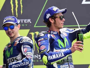 Lorenzo si myslí, že Yamaha bude preferovat Rossiho na úkor Vinalese