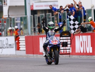 STK: Crashe Aprilie a BMW využila Yamaha