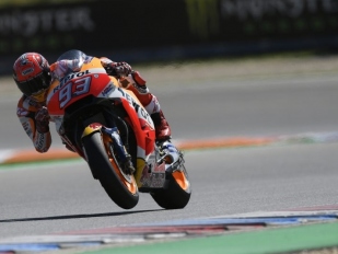 Mokrému warm upu dominoval Marc Marquez