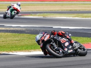 Drama v Silverstone: Nečekaným vítězem Bezzecchi na Aprilii
