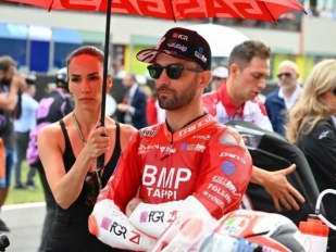 Mattia Pasini bude závodit i letos 