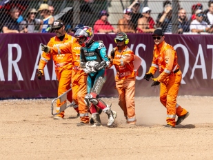 Hlavní obrázek k článku: Lídr Moto3 Máximo Quiles si zlomil klíční kost při crashi v Silverstone