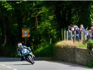 Michael Dunlop vyhrál po 26. Tourist Trophy