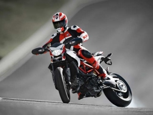 Nicky Hayden zkrotil Ducati Hypermotard 