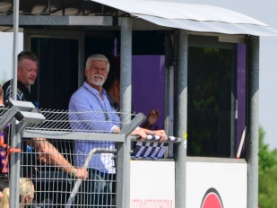 Petr Pavel fotografuje kvůli charitativním účelům.