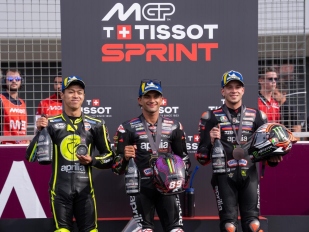 Hlavní obrázek k článku: Vítězem Sprint Race Martin před Ogurou a Bezzecchim