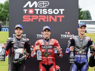 V deštivém Sprintu dominoval až v úplném závěru král Sachsenringu Marc Marquez