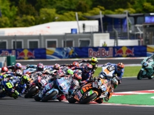 Moto2 kořistí lokalmatadora Viettiho, 18. Salač