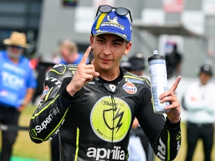 Hlavní obrázek k článku: Raúl Fernández bude v letech 2027 a 2028 opět jezdit za Trackhouse