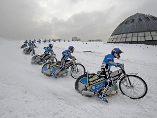 Bláznivá jízda na střeše budovy