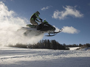 Megalomanský skok na sněžném skútru 