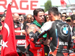 Superpole Superbike vyhrál Bulega před Toprakem